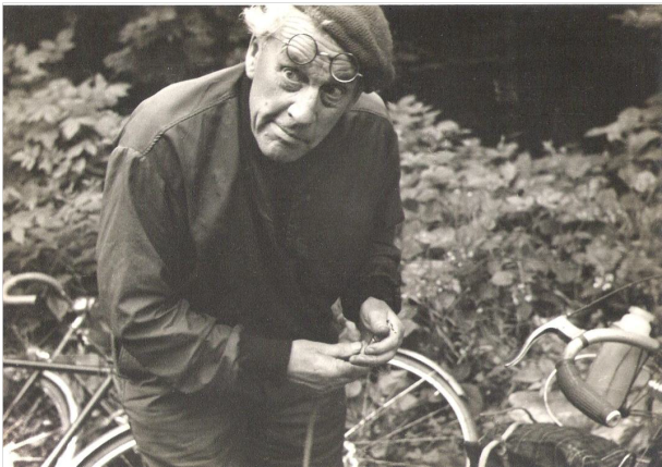 Photo hommage et souvenir : le Dr J.E RUFFIER, réparation au bord de la route, en 1949, il a 76 ans.
